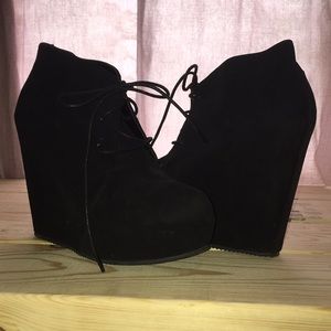 Elle black booties